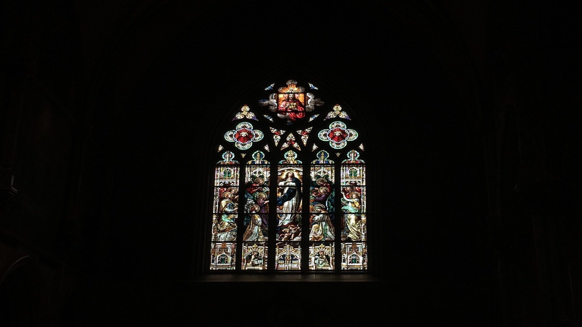A stained glass window with Jesus and the disciples.