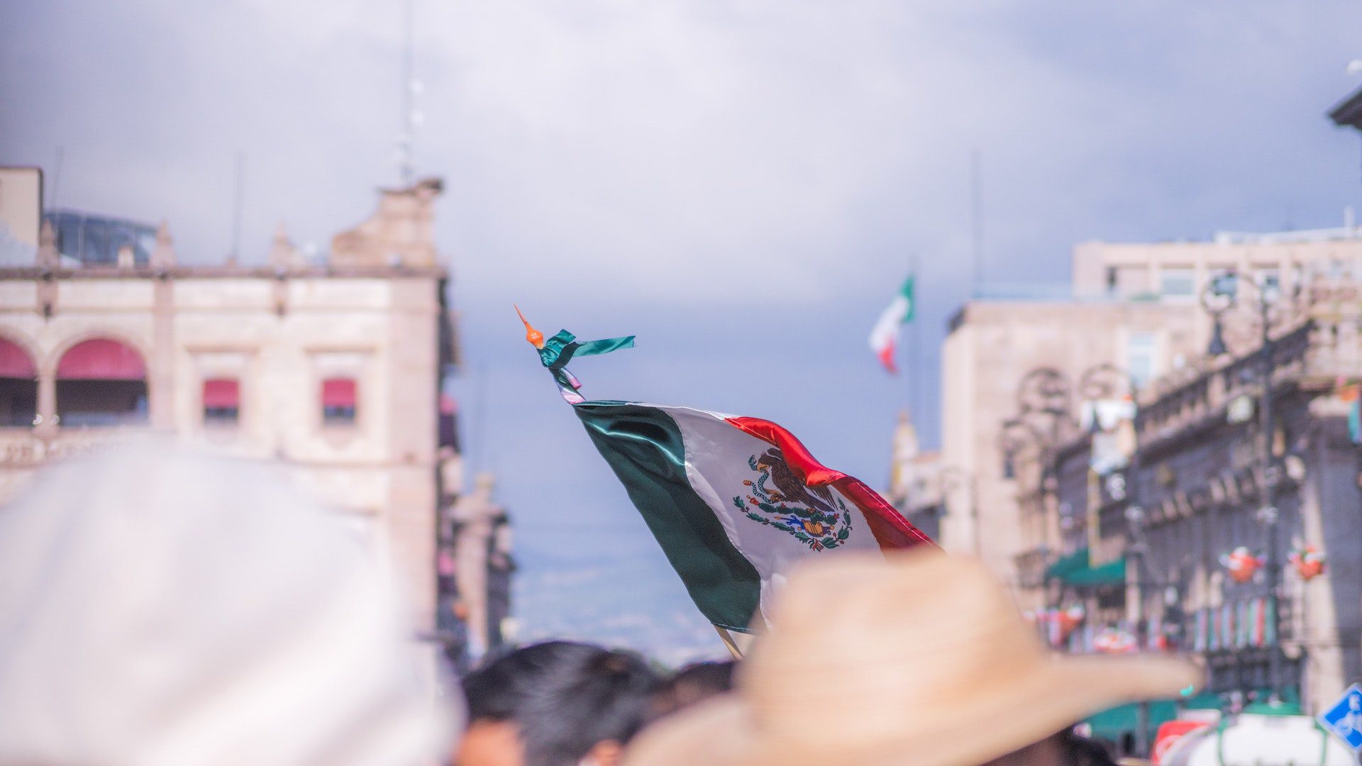 A variable focus photo of a crowded street in Mexico.